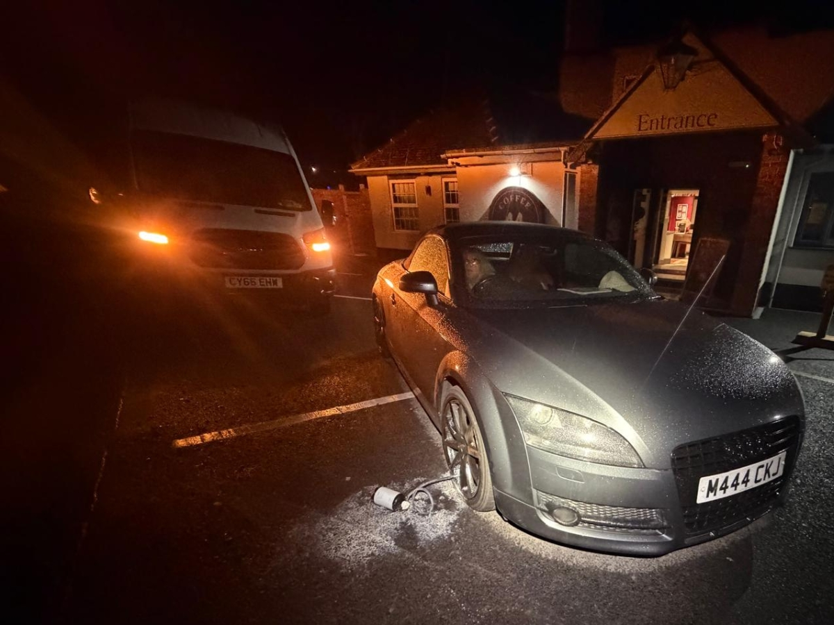 Emergency mobile tyre fitting