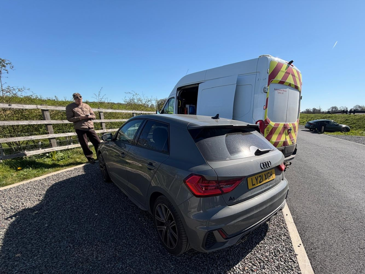 Emergency mobile tyre change